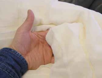 ふわふわのやわらかい手触り。軽くてやさしいシルク掛け布団です。敏感肌の方に最適ですよ。ウーリンブランドのシルク布団